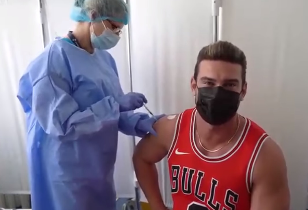 RO Vaccinare a redistribuit videoclipul în care Dorian Popa se vaccinează: „Cred cu tărie că acest vaccin ne va duce către normalitate” – VIDEO