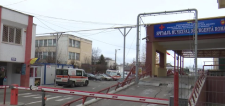 Un pacient, în vârstă de 54 ani, a fost transferat la Iaşi, fără degetul amputat. Prima reacție a  Spitalului Municipal Roman: ”Asistenta a omis să îl preia”
