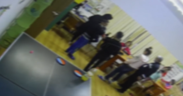 O educatoare din Mehedinți a lovit un copil dintr-un centru de plasament pentru că ar fi jignit-o. Femeia a fost filmată de camerele de supraveghere