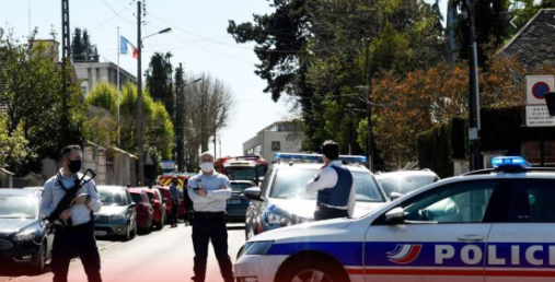 O poliţistă a fost ucisă cu un cuţit într-un comisariat din regiunea Parisului. Procuratura anti-terorism deschide o anchetă