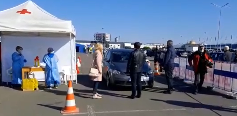 Primul centru drive-thru din România s-a deschis la Deva. Vaccinarea se face în 5 pași