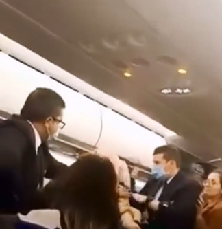 Un incident a izbucnit la bordul unui avion. O femeie a fost târâtă de păr. ”Lupta a provocat o întârziere de cinci ore”