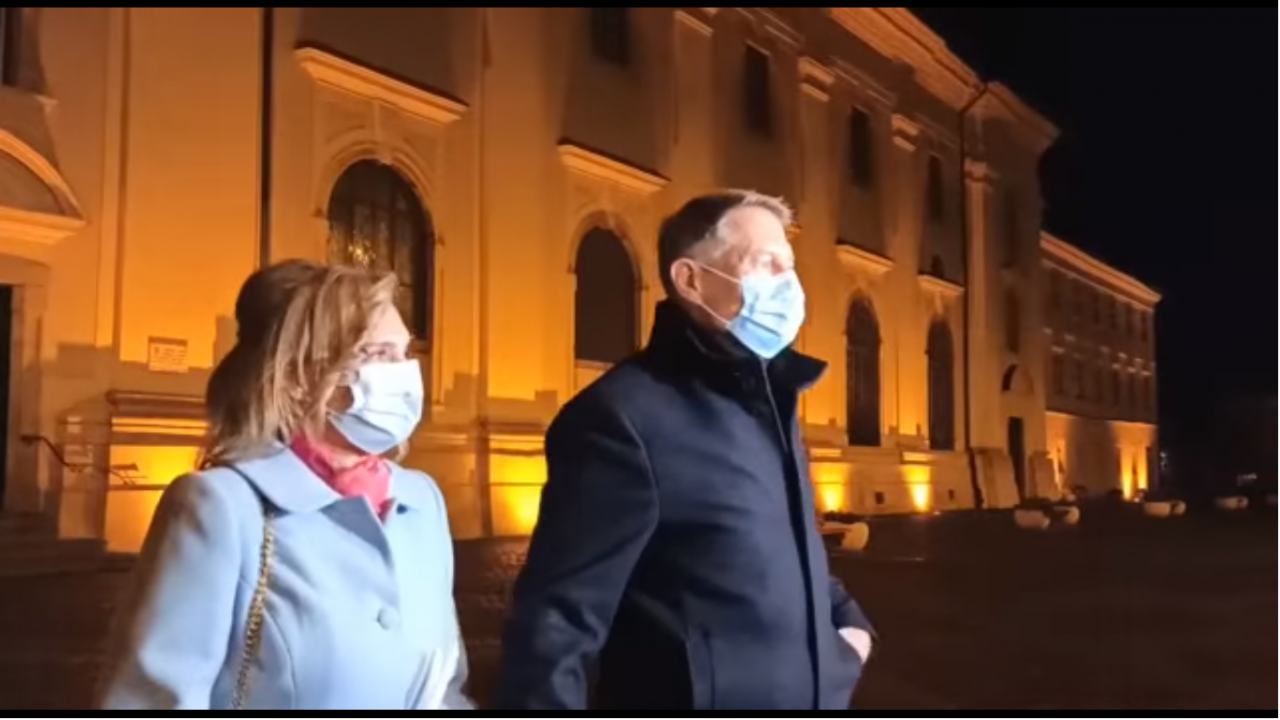 Klaus Iohannis participă la Slujba de Înviere la o biserică din centrul Sibiului
