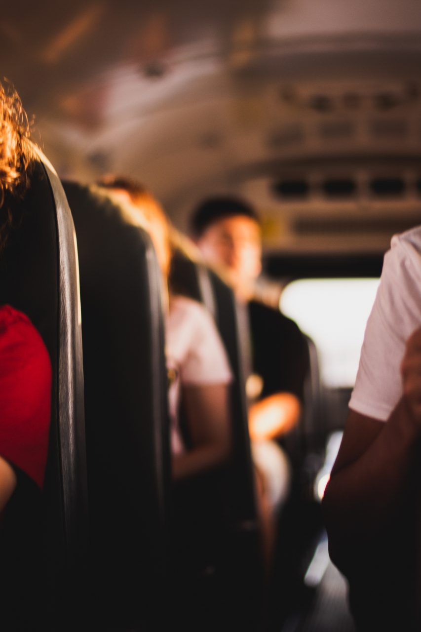 Elevii din învăţământul primar vor beneficia de transport gratuit la şcoală. Prevederile ar intra în vigoare din anul școlar 2022-2023