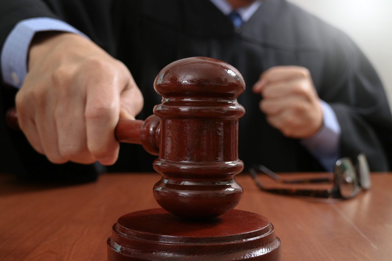 O adolescentă din Buzău a cerut instanței să admită căsătoria cu un deținut care are dublul vârstei ei. Ce a decis judecătorul