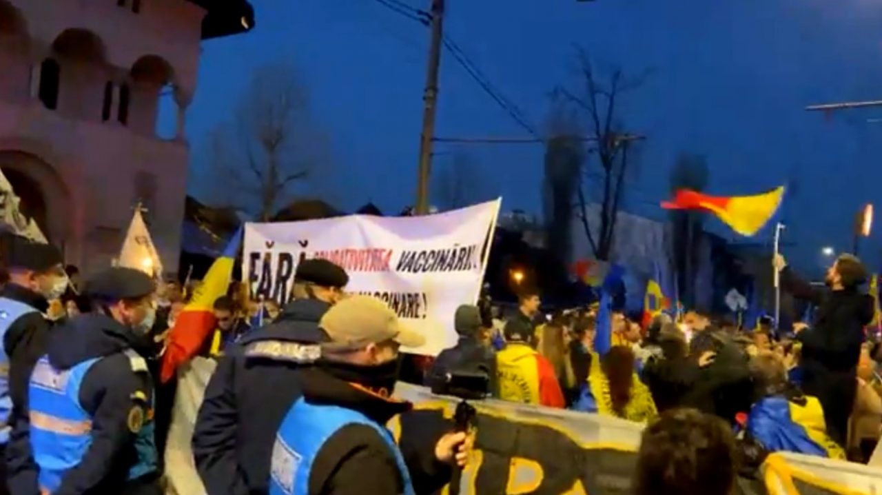 GALERIE FOTO – Aproximativ 1.000 de persoane protestează împotriva restricțiilor, în Capitală: „Fără pașaport de vaccinare”
