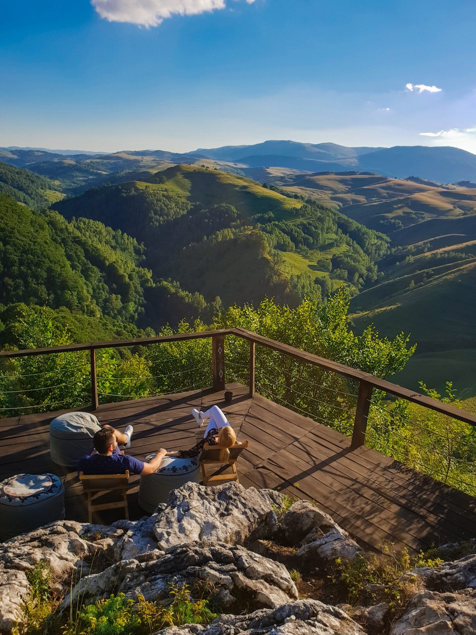 VACANȚĂ PAȘTE: O treime dintre români şi-au făcut planuri de călătorie pentru minivacanţa de sărbători, în timp ce un sfert stau acasă. Cât de mare este bugetul pentru sejurul de 1 Mai