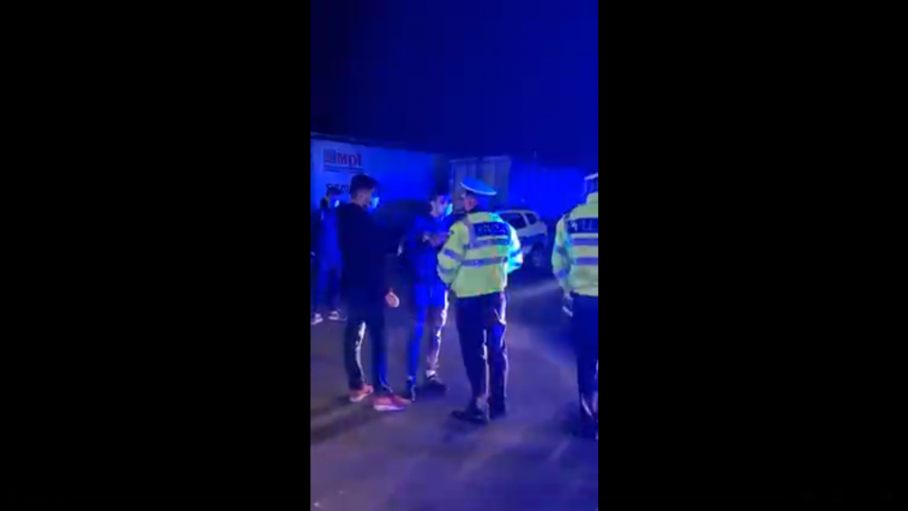 Poliţist din Târgu-Jiu, filmat în timp ce urla la un protestatar: „Bă, tu nu auzi? Nu mai vorbi! Acum te încalec! Stau eu pentru voi pe-aicea!” (VIDEO)