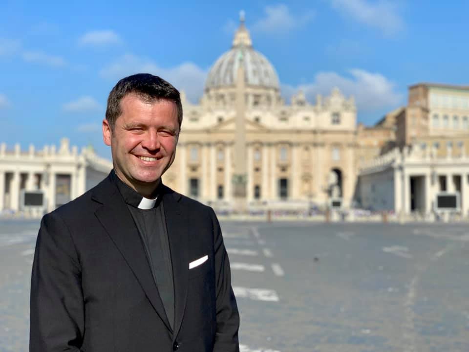 Părintele Francisc Dobos, ironic la adresa efectelor adverse după ce s-a vaccinat: „La început, marea nesimțire! Apoi, marea moleșeală și lipsă de chef în a posta clasica fotografie de la locul cip-cirip-uirii”