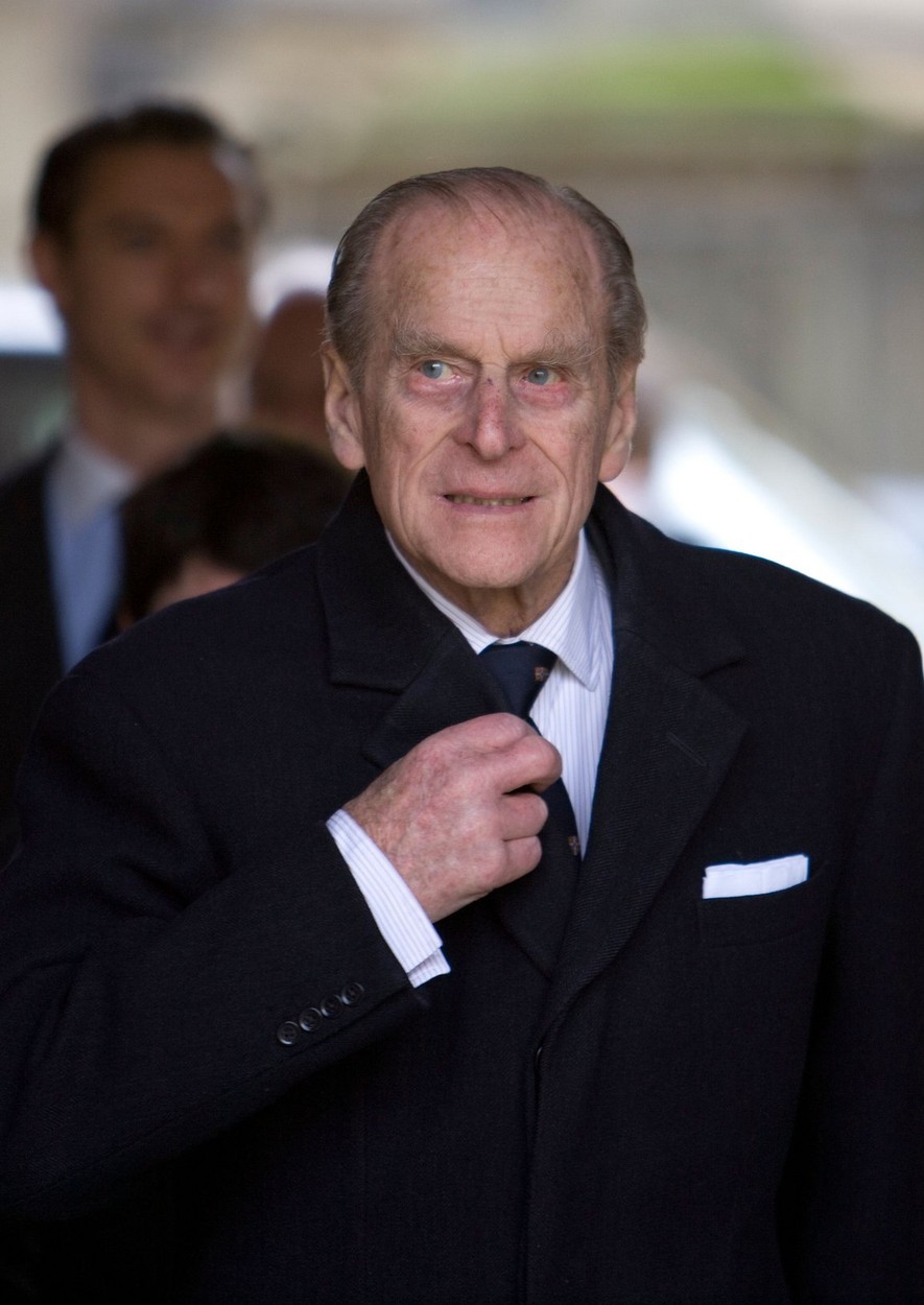 Înmormântarea Prințului Philip. Sicriul cu trupul ducelui de Edinburgh, coborât în Cavoul Regal / Regina a stat cel mai aproape de sicriu – LIVE VIDEO/FOTO