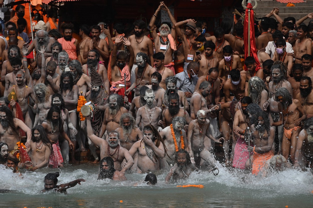 India: Zeci de mii de oameni se îngrămădesc să facă baie în Gange, pentru a se spăla de păcate. Între timp, țara a devenit a doua cea mai afectată de pandemia de COVID-19 | GALERIE FOTO