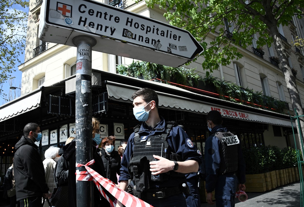Turistă americană, violată într-o toaletă publică din centrul Parisului. Ea se afla cu iubitul său, în zona de promenadă de pe malul Senei