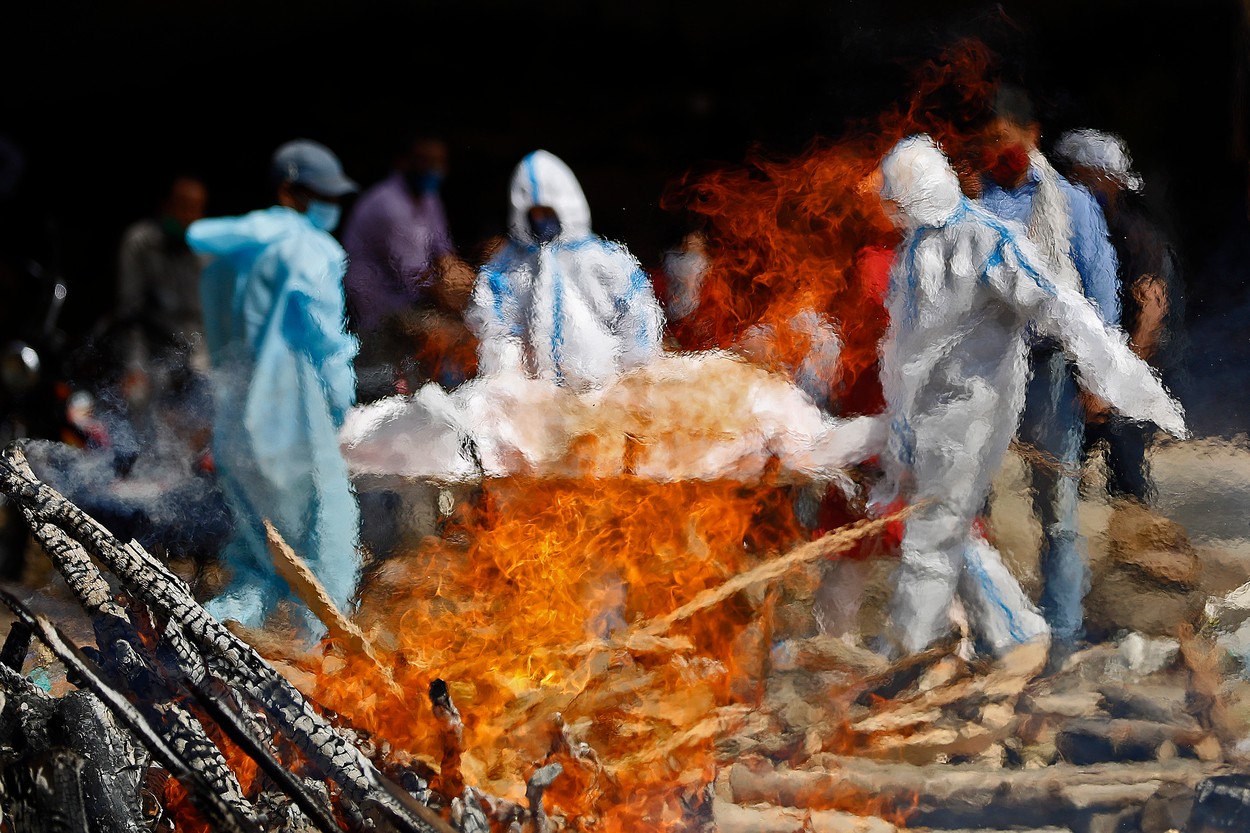 India, doborâtă de coronavirus. Decedații Covid-19 sunt incinerați pe stradă