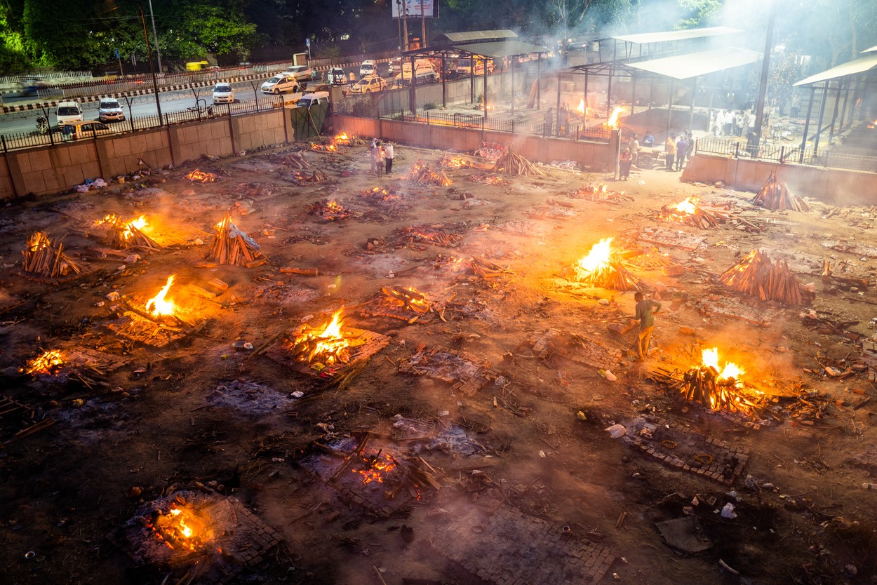 Situație tot mai gravă în India din cauza COVID. Cadavrele sunt acum incinerate în parcuri și pe străzi, din cauza lipsei de spațiu din crematorii | VIDEO, GALERIE FOTO