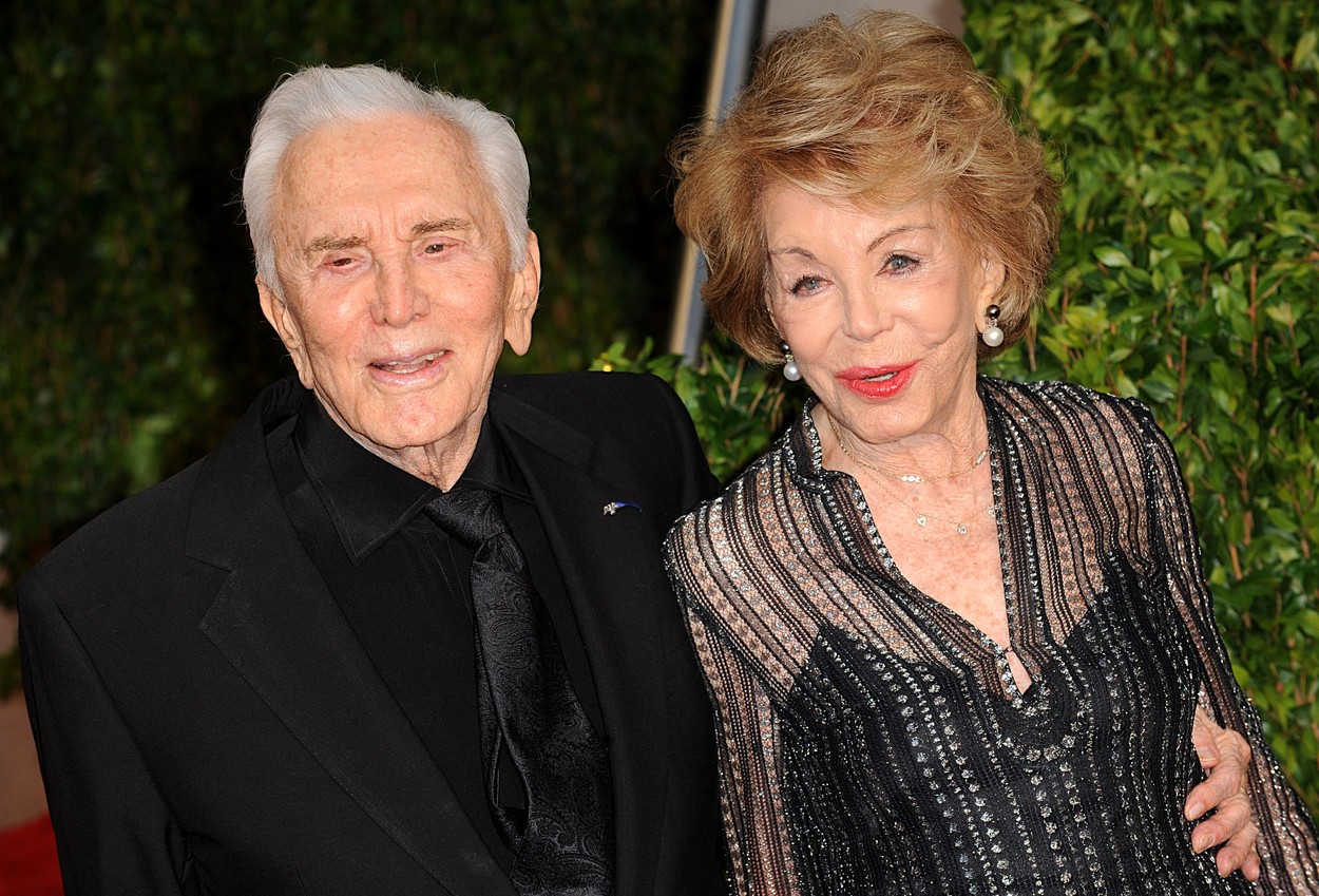 Anne Douglas, văduva lui Kirk Douglas, a murit la 102 ani