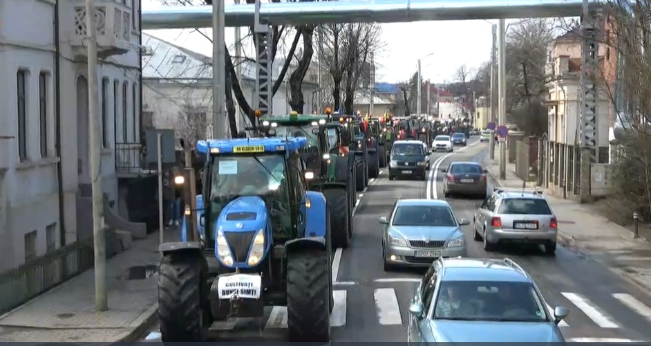 PROTEST. Fermierii din zona Moldovei au scos tractoarele în stradă. Agricultorii cer disperați banii pentru culturile calamitate în 2020