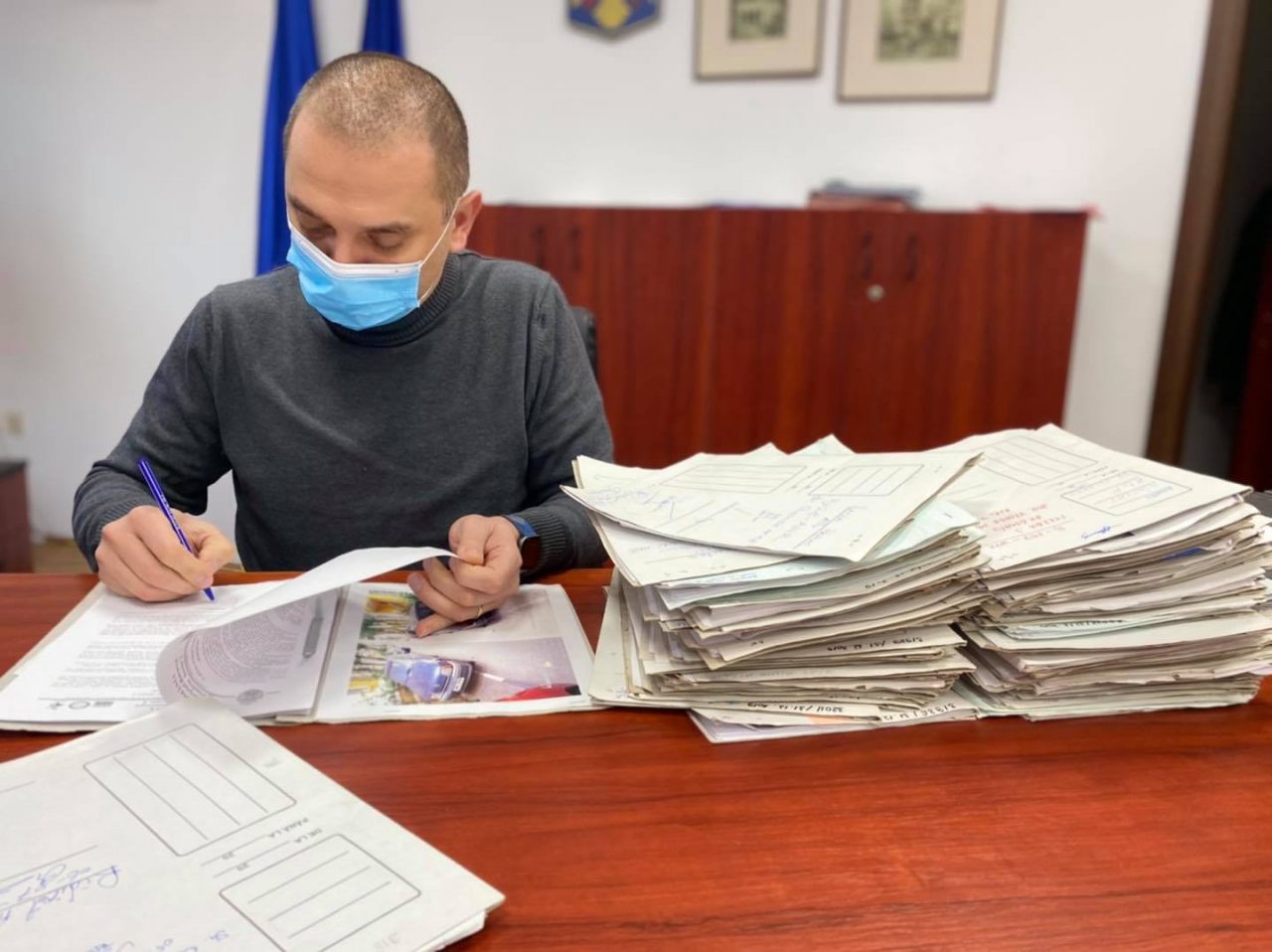 Bucureștenii primesc explicații în locul apei calde. Primarul Radu Mihaiu ridică din umeri: „Nu am cum să rezolv!” / În Sectorul 2, oamenii vor aprobare pentru centrale termice de apartament!