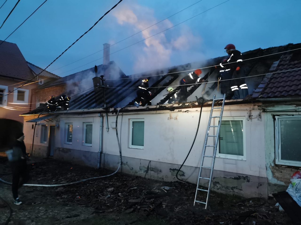 Incendiu la o locuință din Sibiu. Trei persoane au primit îngrijiri medicale