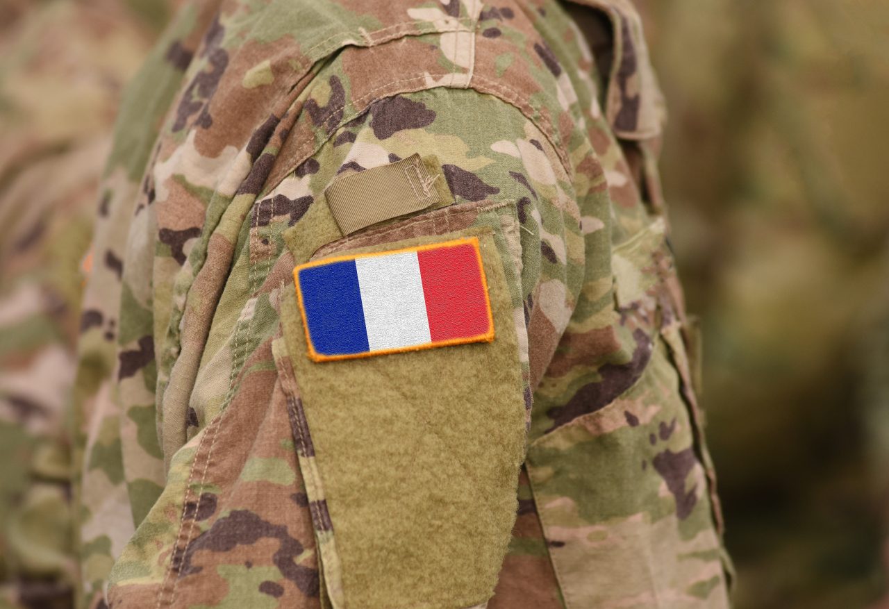 Peste 1.000 de militari din Franța au semnat un manifest prin care condamnă „antirasismul”. Cei îi cer aceștia președintelui Macron