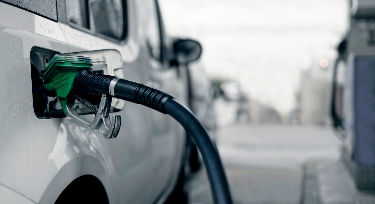 Prețul benzinei crește în Europa la cel mai înalt nivel din ultimii ani, în ciuda scăderii cererii. Care sunt cauzele și până când va dura trendul