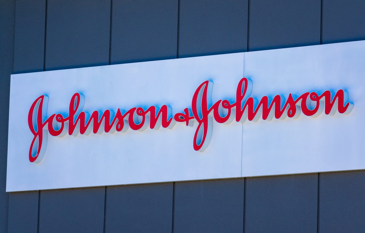 Scandalul legat de pudra de talc: O instanță americană a OPRIT temporar majoritatea proceselor împotriva Johnson & Johnson