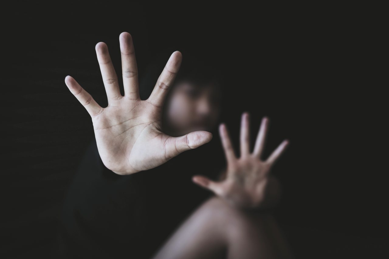 Fata de 12 ani din Germania, vândută de tatăl ei vitreg pentru sex unui șofer român de TIR pe 5 euro și un pachet de țigări