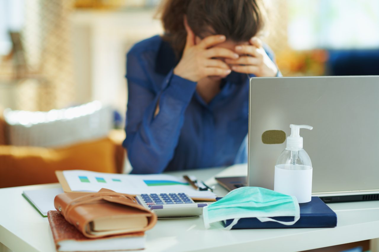 Barometru de opinie. 68% dintre români cred că țara se îndreptă într-o direcție greșită. Ce cred despre economie și piața muncii, după un an de pandemie