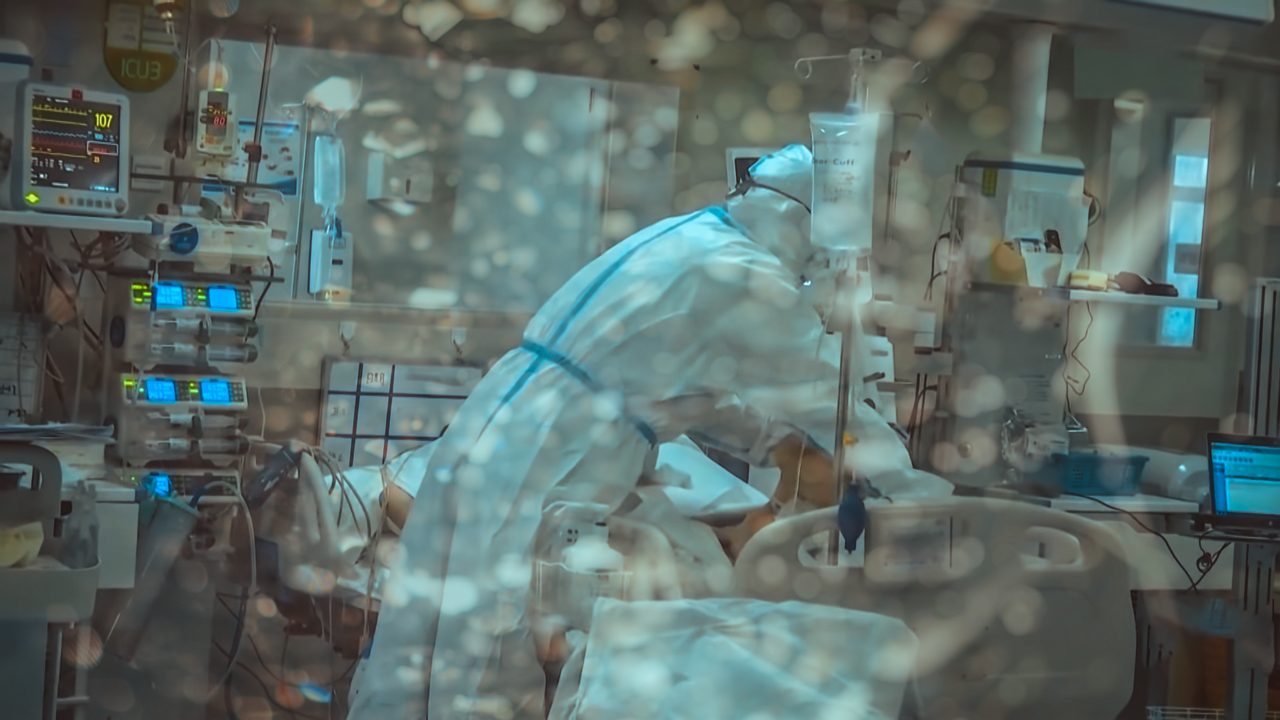 Povestea fiului care a murit de COVID de ziua de naștere a mamei sale. Preot: Erau în același spital, în saloane diferite, dar ea nu a știut