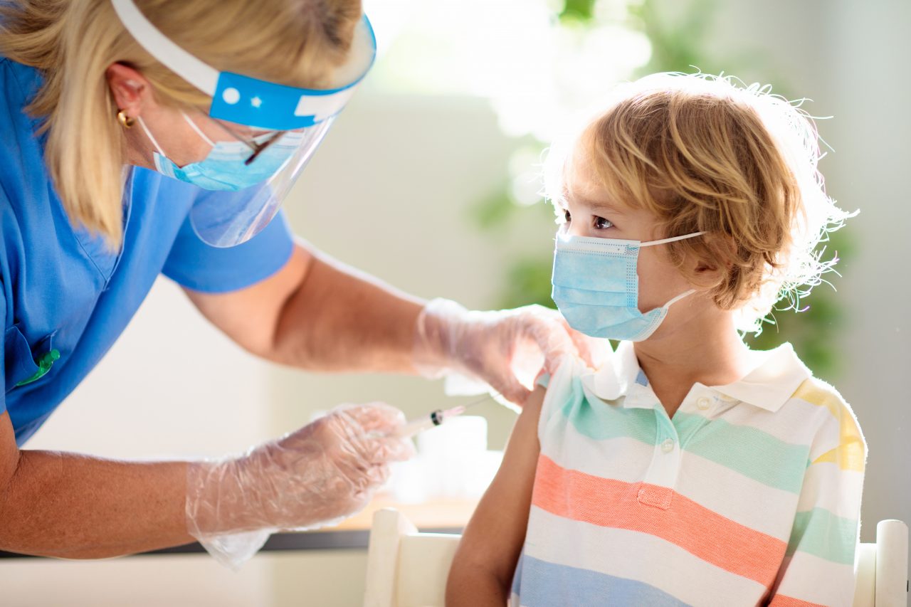 Vaccinul Pfizer anti-COVID-19 ar putea fi disponibil pentru imunizarea copiilor de 12-15 ani începând cu luna iunie