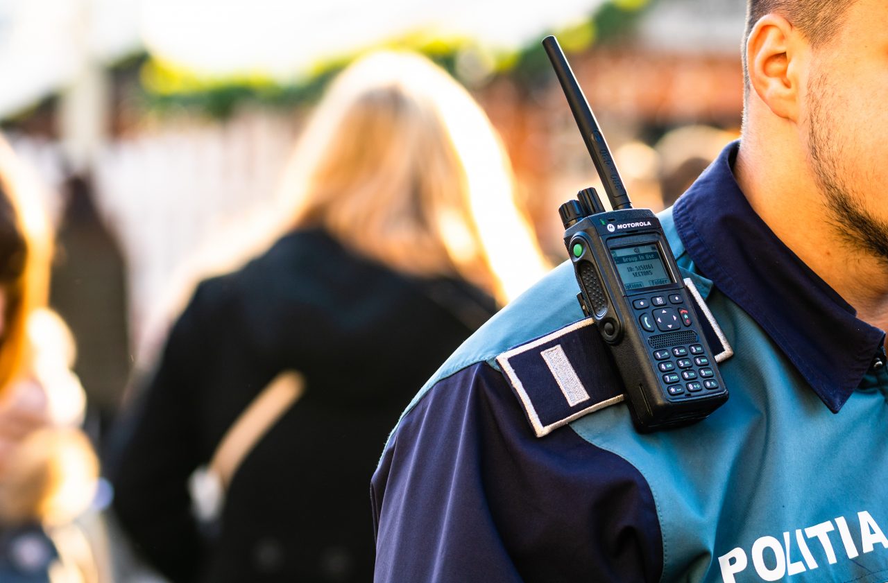 Polițist din București, anchetat după ce a mers la pensat în timpul serviciului. Agentul nu a putut interveni la o urgență pentru că era la salon