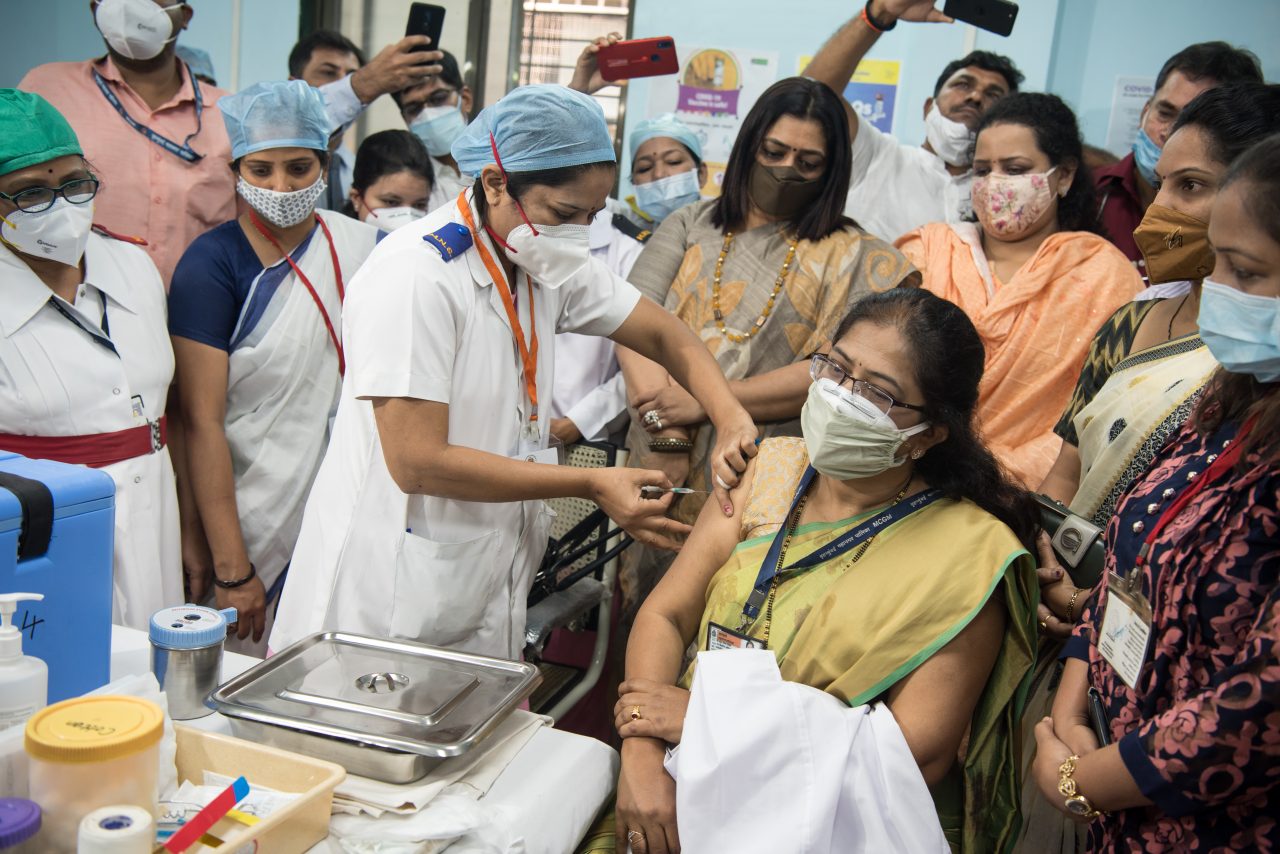 O nouă lovitură pentru India, în plină criză sanitară. Toate centrele de vaccinare de la Mumbai s-au închis, din cauza lipsei serurilor