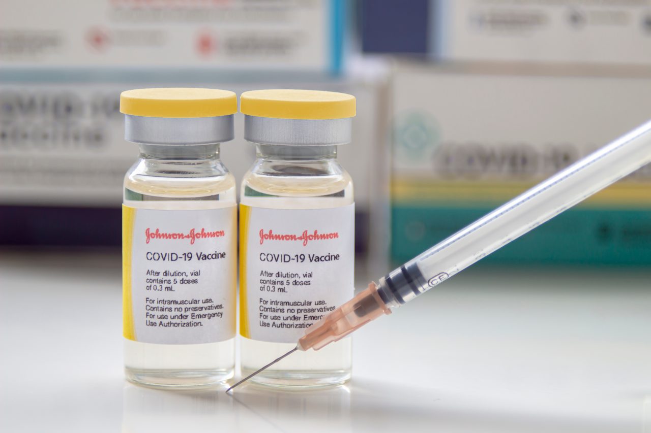 Johnson&Johnson, apel la toți producătorii de vaccinuri anti-COVID să analizeze cazurile de tromboze. Ce au răspuns Pfizer și Moderna