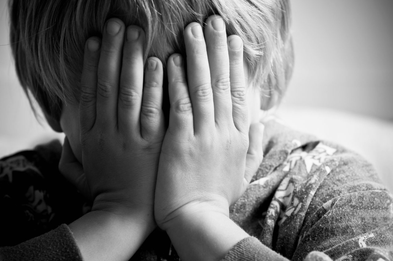 Un copil de 11 ani de la un orfelinat, ținut în chinuri groaznice de către asistenții sociali! A stat 14 ore cu o fractură deschisă fără să fie tratat