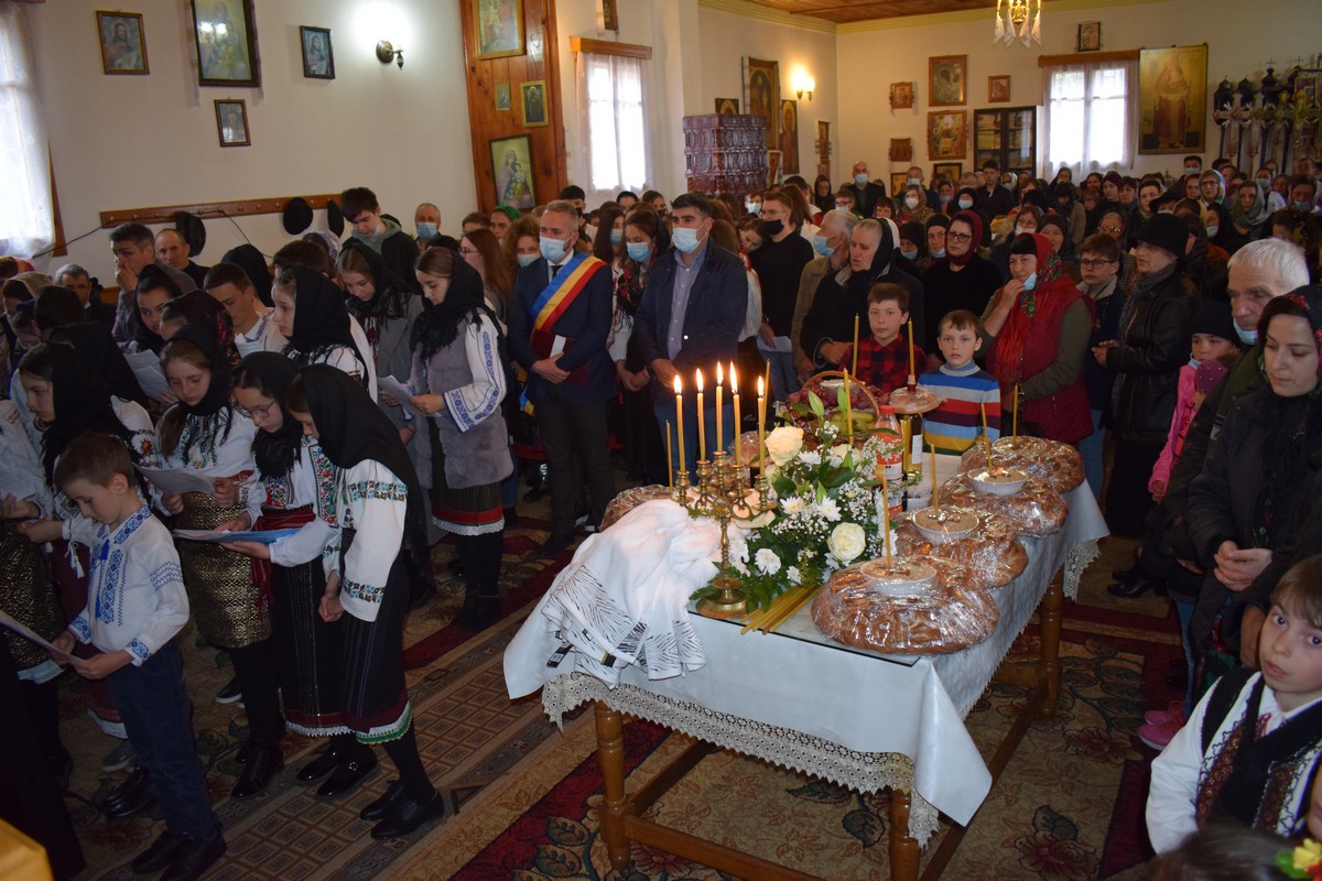 Slujbă cu 100 de credincioși, întreruptă de polițiști. Șase preoți, amendați!