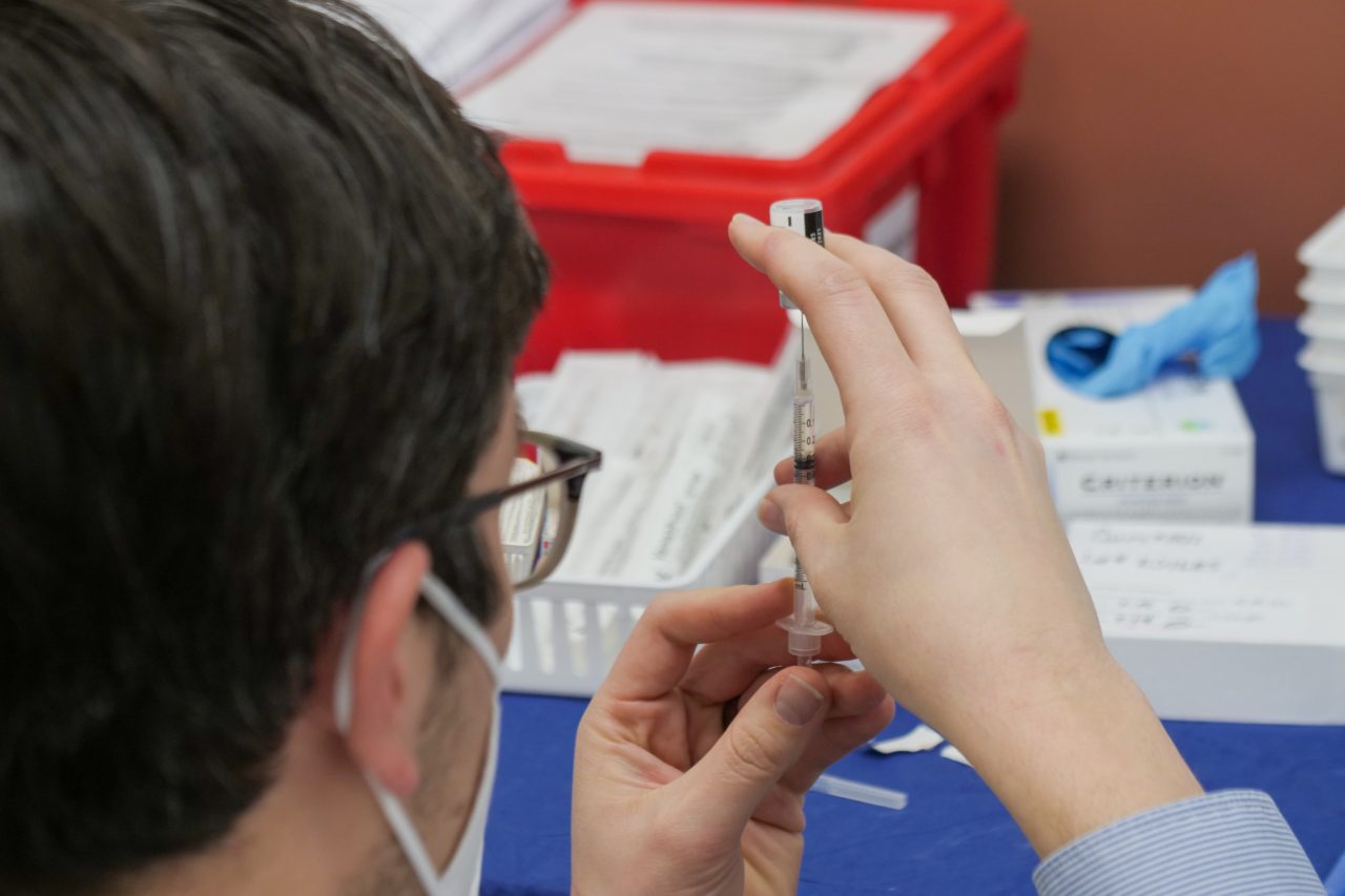 8 ȘTIRI DE LA ORA 8. Universitatea Oxford întrerupe studiul vaccinului COVID-19 la copii, în așteptarea mai multor informații despre cazurile de tromboză