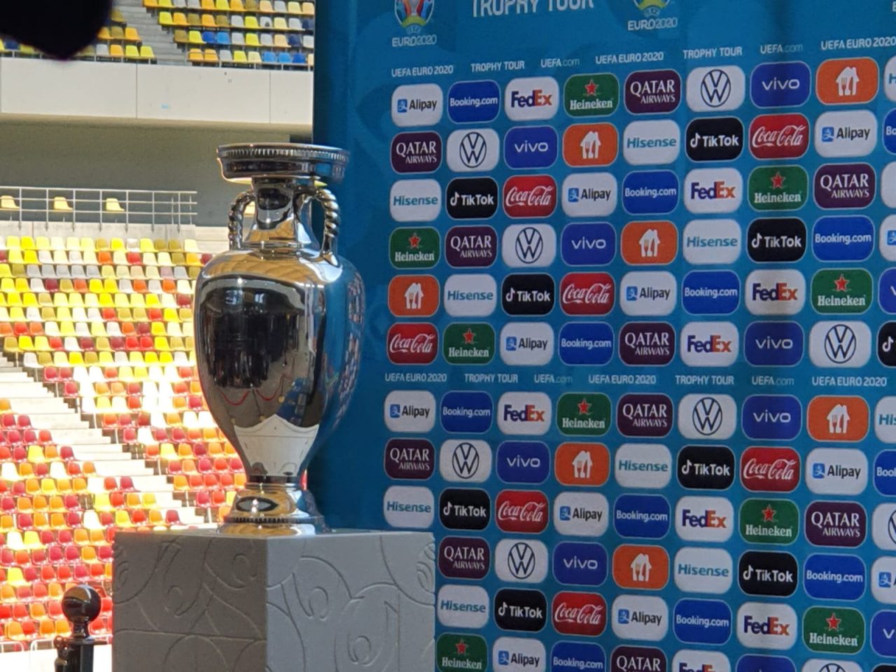 Trofeul EURO 2020 e la București! Președintele FRF, Răzvan Burleanu: ”Am acumulat experiență și asta ne permite să concurăm pentru organizarea oricărui eveniment important” / Ministrului Sportului, Eduard Novak: „Astăzi scriem istorie!” (FOTO)
