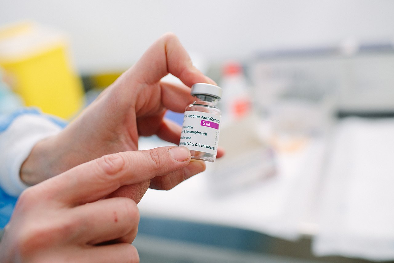 România nu oprește vaccinarea cu AstraZeneca! / Agenția Europeană a Medicamentului vorbește despre riscul apariției cheagurilor de sânge!