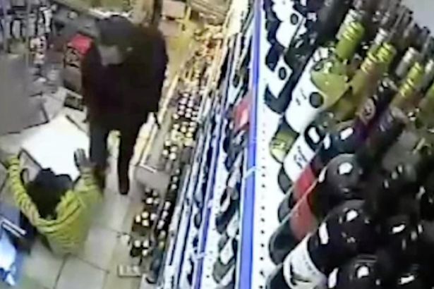 Gest eroic al unui vânzător: A fost înjunghiat de un tâlhar, dar tot a reușit să-l blocheze în magazin