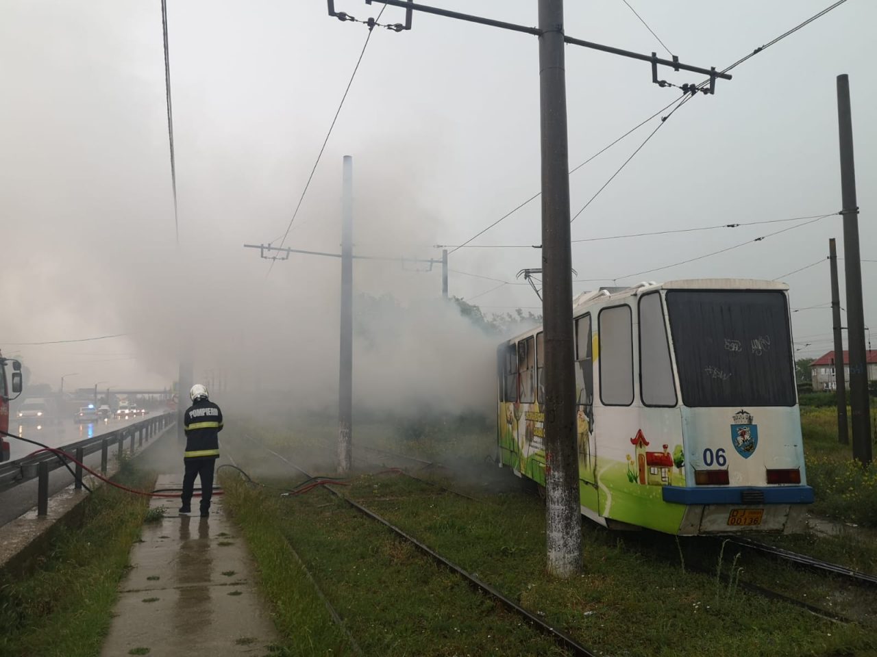 Tramvai cuprins de flăcări, în Craiova. RAT dă vina pe un fulger, pompierii spun că a fost scurtcircuit electric (VIDEO)