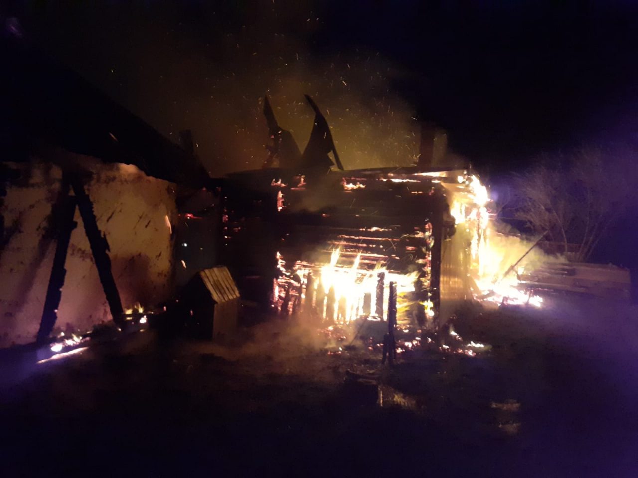 Un bărbat din Vaslui și-a dat foc la casă, apoi a încercat să se sinucidă