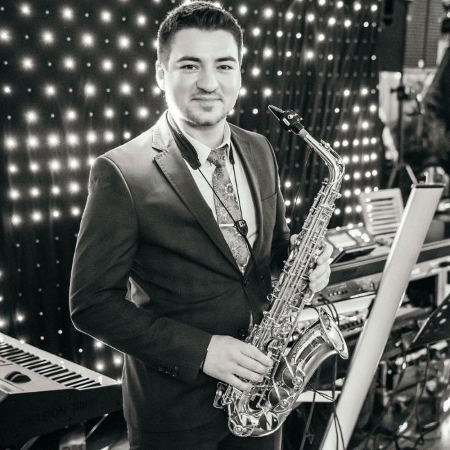 Fiul patronilor de la Popas Cucorăni a murit într-un accident cumplit. Iulian Cojocaru era un cunoscut saxofonist