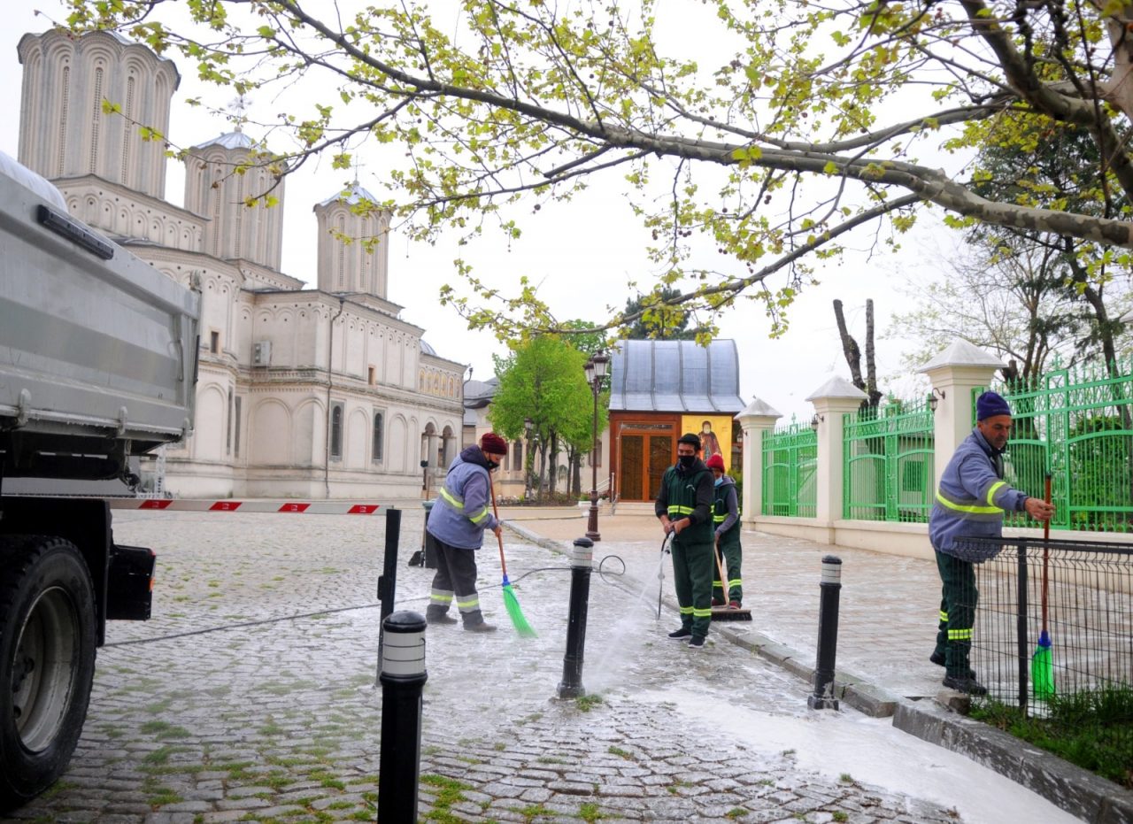 Un primar din București a cerut ca străzile de lângă biserici să fie spălate a doua zi de Paște