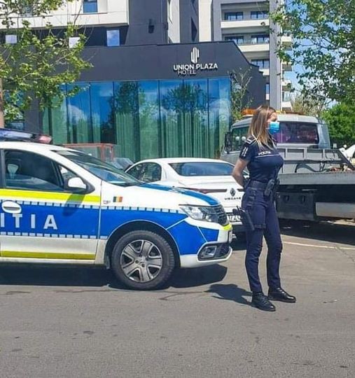 Fotografia cu o tânără poliţistă, devenită virală pe rețelele de socializare, a stârnit controverse: „Cam nedreaptă postarea la adresa colegei!”