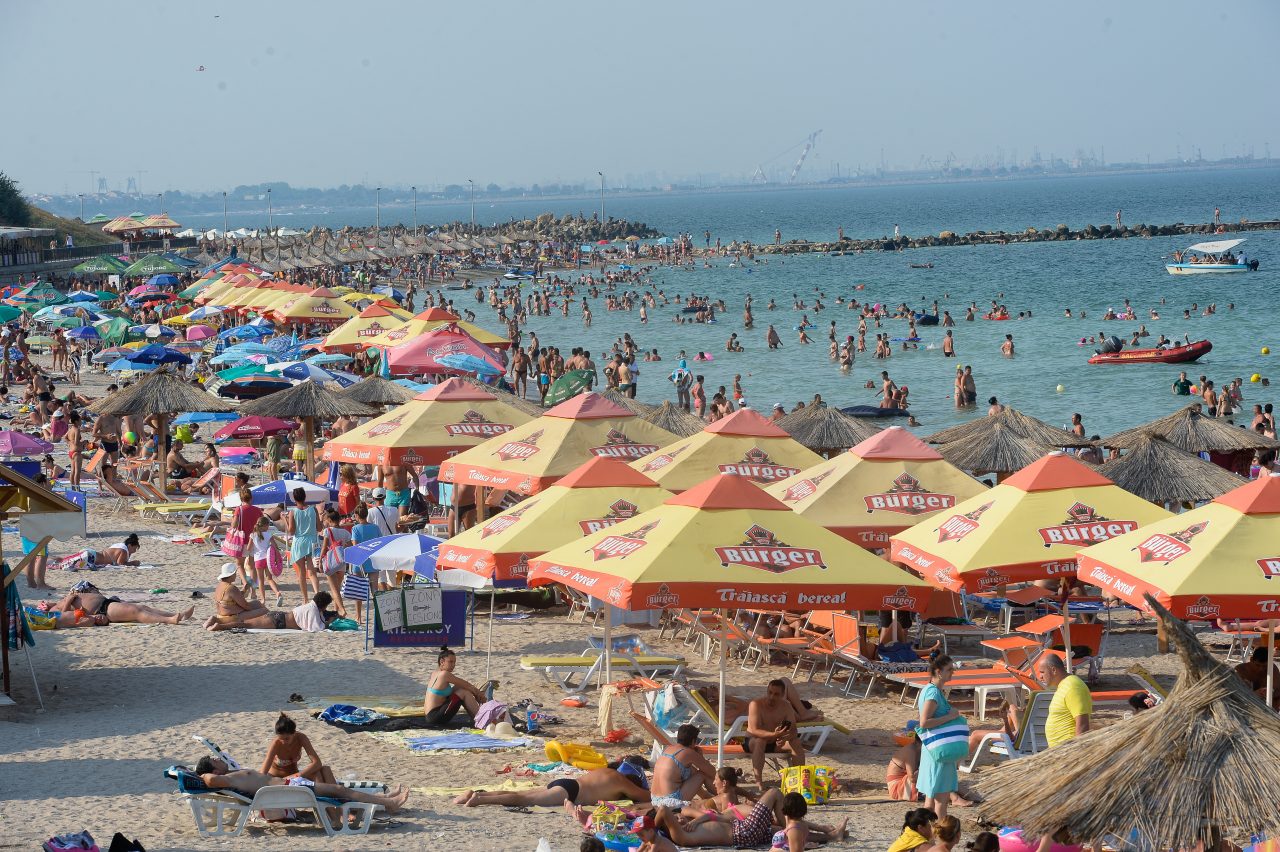 Un sfert din cazurile COVID sunt în rândul turiştilor de pe litoral. Precizările prefectului județului Constanța