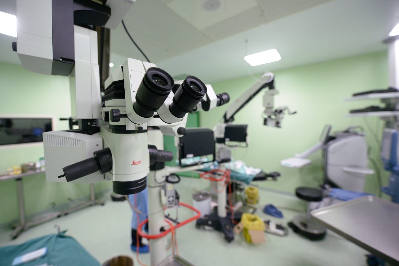„Trafic de țesut uman”. Doi medici oftalmologi, trimiși în JUDECATĂ după ce au introdus în România 303 cornee fără aprobarea Agenției de Transplant