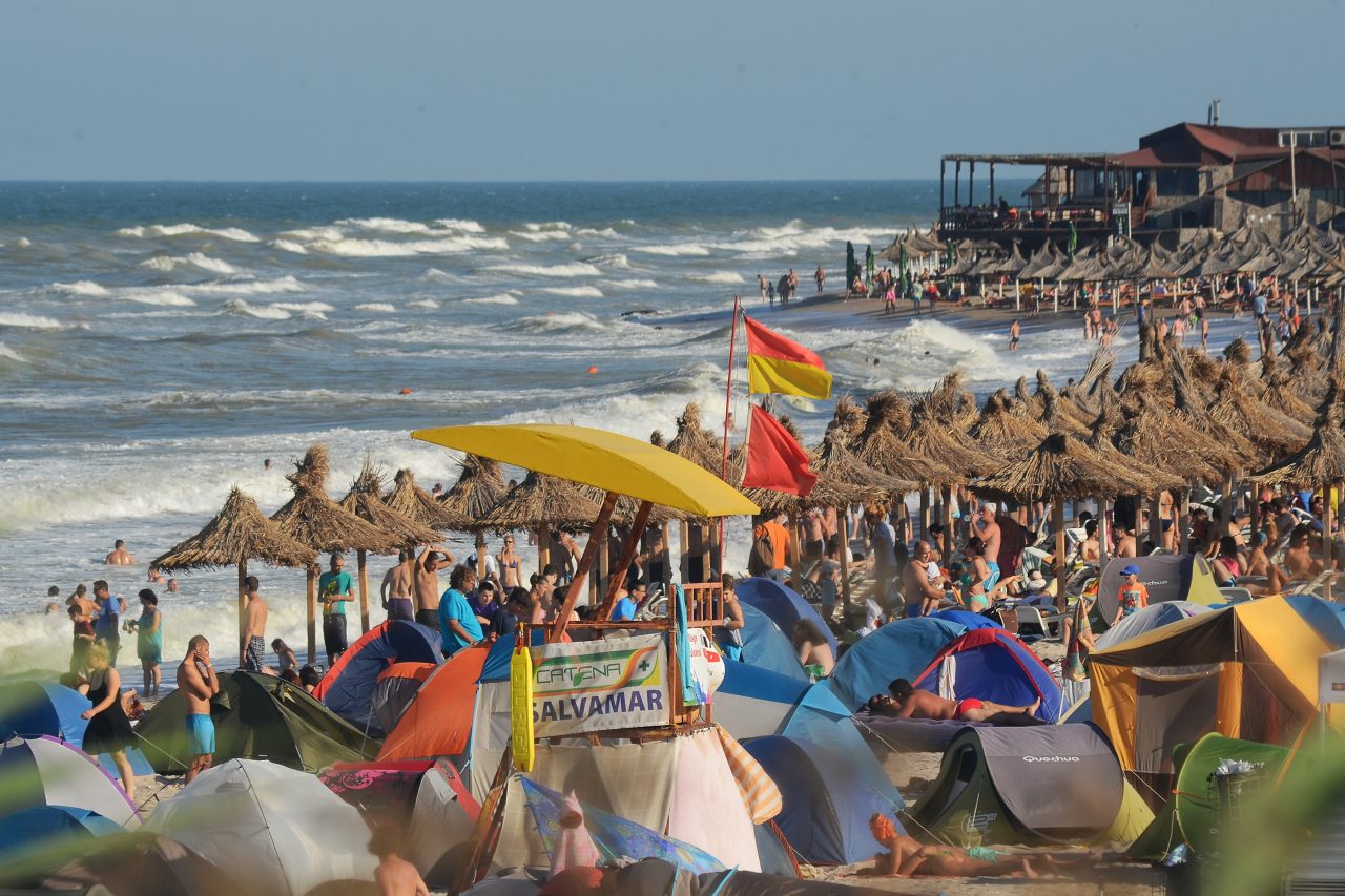 EXCLUSIV. Cât trebuie să scoată din buzunar românii pentru o săptămână pe Litoral. La Mamaia, turiștii pot plăti și peste 2.000 de Euro