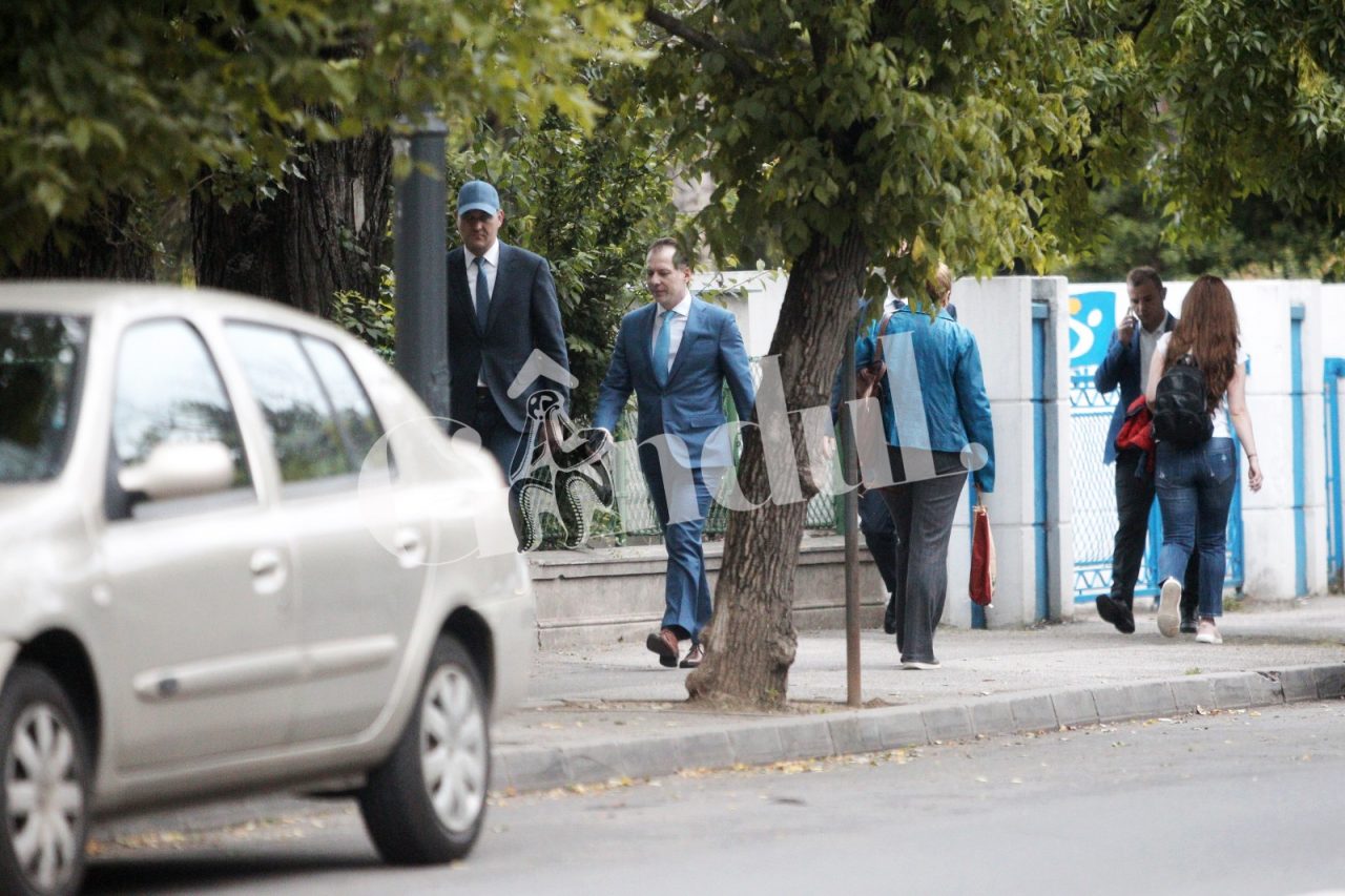 Florin Cîțu, relaxat alături de SPP-iști pe stradă. Pe unde s-a plimbat premierul (FOTO&VIDEO)