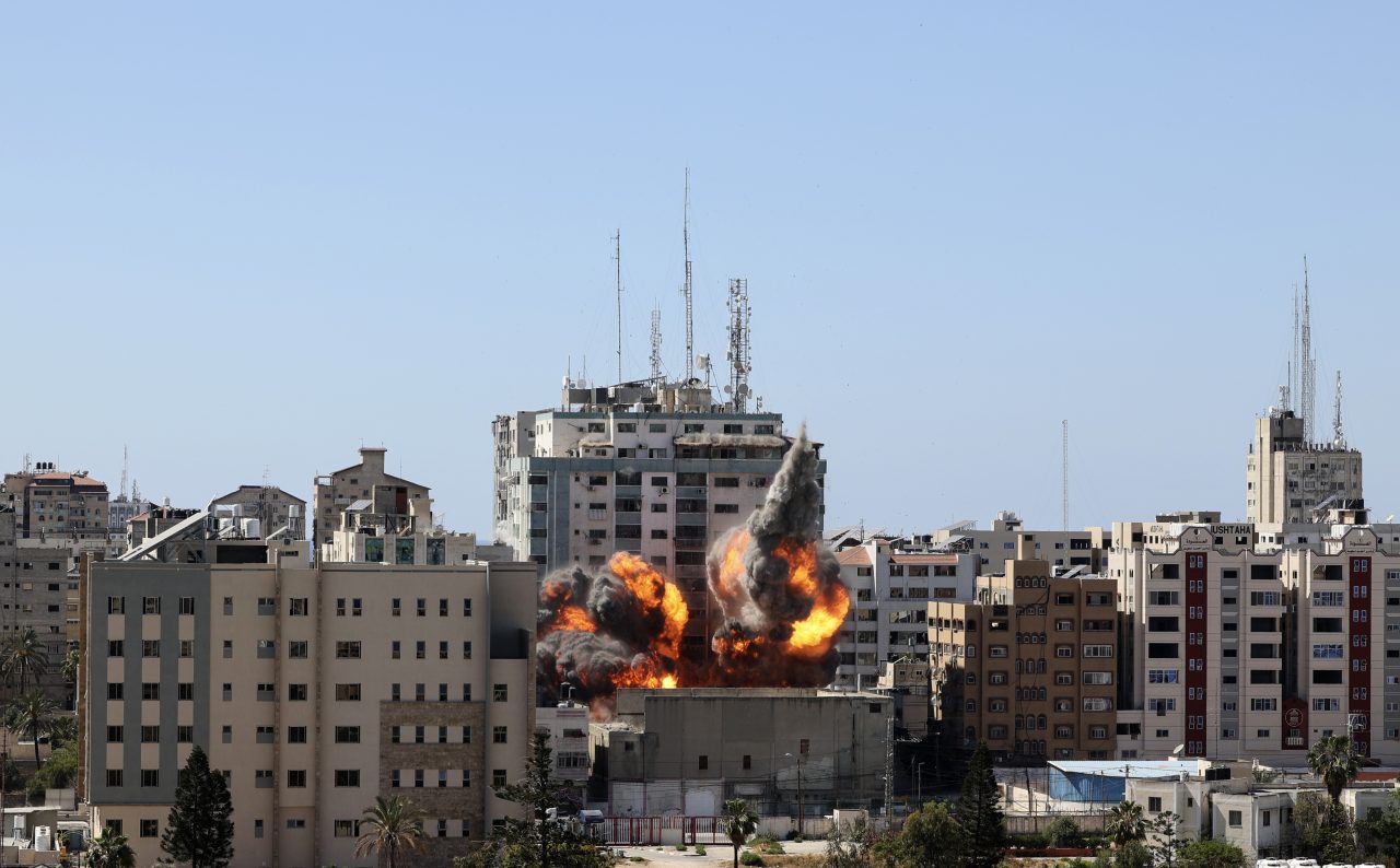 Sediul din Fâșia Gaza al mai multor instituții media internaționale, distrus în urma unui atac al Israelului | VIDEO