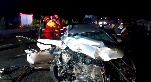 Un bărbat de 39 de ani a murit după impactul dintre mașina sa și un TIR, pe un drum din județul Galați (VIDEO)