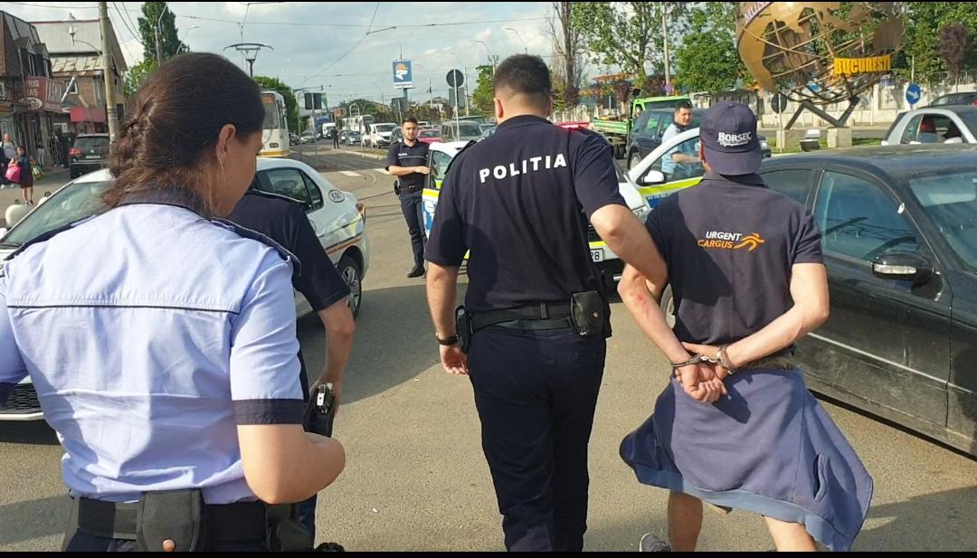 Un polițist din București, aflat în timpul liber, a încătușat un bărbat care lovea un bătrân